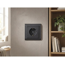 Steckdose an der Wand montiert