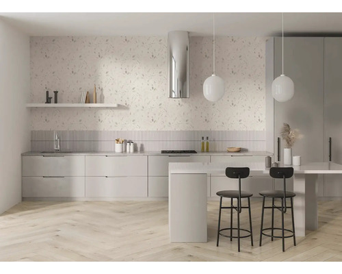 Helle, moderne Küche mit floraler Tapete, hellem Fischgrät-Holzboden, weißen Schränken, Kochinsel, schwarzen Barhockern und runden Pendelleuchten.