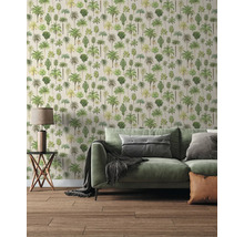 Modernes Wohnzimmer mit Palmenmuster-Tapete, einem grünen Sofa mit Kissen, einem Beistelltisch mit Lampe und Holzboden.