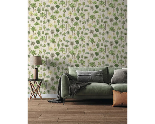Modernes Wohnzimmer mit Palmenmuster-Tapete, einem grünen Sofa mit Kissen, einem Beistelltisch mit Lampe und Holzboden.