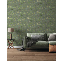 Tapete mit Palmenmuster in einem Wohnzimmer mit grünem Sofa, Beistelltisch und Holzboden.