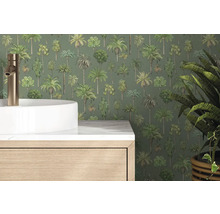 Vliestapete mit Palmenmuster in einem Badezimmer hinter einem weißen Aufsatzwaschbecken und einem Waschtisch in Holzoptik.