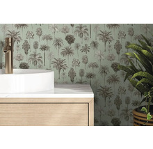 Modernes Badezimmer mit Palmenmuster-Tapete, Aufsatzwaschbecken, goldfarbener Armatur und Holz-Unterschrank mit Marmorplatte.