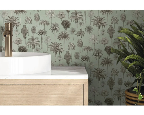 Modernes Badezimmer mit Palmenmuster-Tapete, Aufsatzwaschbecken, goldfarbener Armatur und Holz-Unterschrank mit Marmorplatte.
