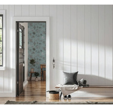 Hell gestalteter Flur mit Holzvertäfelung an der Wand, einer Sitzbank und Blick auf eine Mustertapete mit Palmenmotiven.