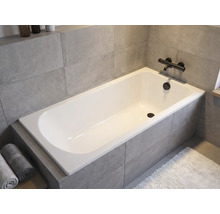 Eingebaute Badewanne im Badezimmer mit Armatur und Handtüchern