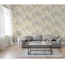 Vliestapete mit Wald- und Baummuster in einem hellen Wohnzimmer mit Sofa, Couchtisch und Teppich mit geometrischem Muster.