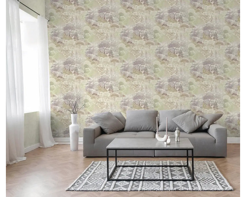 Vliestapete mit Wald- und Baummuster in einem hellen Wohnzimmer mit Sofa, Couchtisch und Teppich mit geometrischem Muster.