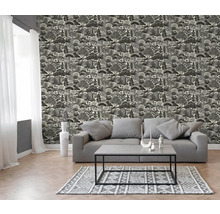 Modernes Wohnzimmer mit Baumuster-Tapete, grauem Sofa, Couchtisch und gemustertem Teppich auf hellem Holzboden.