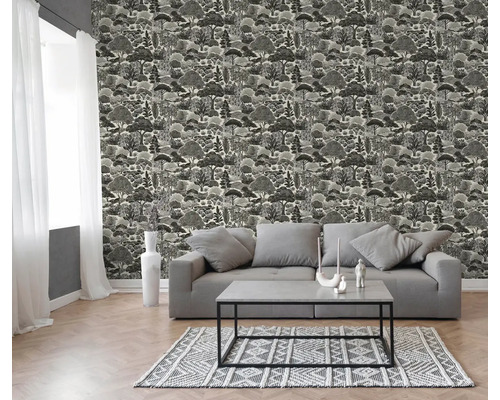 Modernes Wohnzimmer mit Baumuster-Tapete, grauem Sofa, Couchtisch und gemustertem Teppich auf hellem Holzboden.