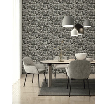 Vliestapete mit Waldmuster in Schwarz-Weiß in einem modern eingerichteten Esszimmer mit Holztisch und grauen Polsterstühlen.