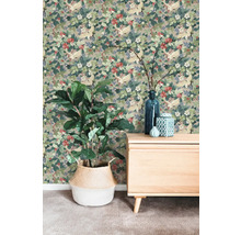 Vliestapete mit Kranich- und Blumenmuster an einer Wand hinter einer Kommode und einer Zimmerpflanze im Korb.