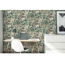 Helles Homeoffice mit einer Vliestapete im Blumen- und Kranich-Muster, einem Schreibtisch aus Holz und einer weißen Kommode.