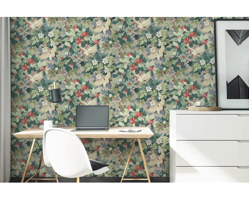 Helles Homeoffice mit einer Vliestapete im Blumen- und Kranich-Muster, einem Schreibtisch aus Holz und einer weißen Kommode.
