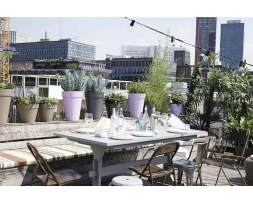 Dachterrassenansicht mit gedecktem Tisch, Stühlen und bepflanzten Blumentöpfen