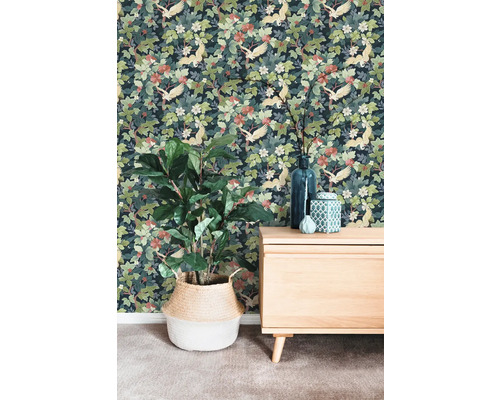 Vliestapete mit Kranich- und Blumenmuster in einem Raum mit Sideboard aus Holz und Zimmerpflanze im geflochtenen Korb.