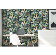 Vliestapete mit Kranich- und Pflanzenmuster in einem hellen Arbeitszimmer mit Schreibtisch, Stuhl und Kommode.