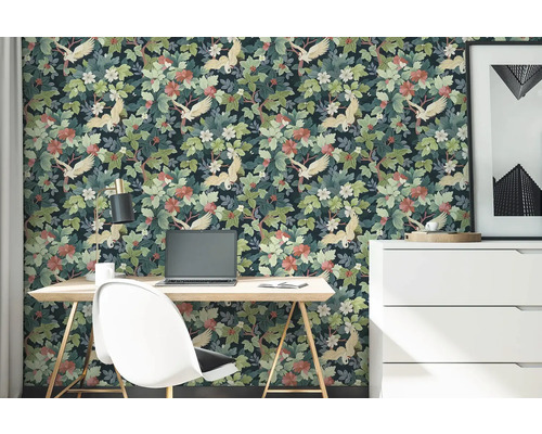 Vliestapete mit Kranich- und Pflanzenmuster in einem hellen Arbeitszimmer mit Schreibtisch, Stuhl und Kommode.