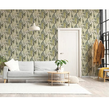 Helles Wohnzimmer mit Vliestapete im Blättermuster, weißem Sofa, rundem Couchtisch aus Holz und einer weißen Tür.