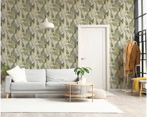 Helles Wohnzimmer mit Vliestapete im Blättermuster, weißem Sofa, rundem Couchtisch aus Holz und einer weißen Tür.