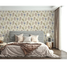 Schlafzimmer mit gemusterter Tapete mit Federmotiven, einem grauen Polsterbett und Vorhängen.