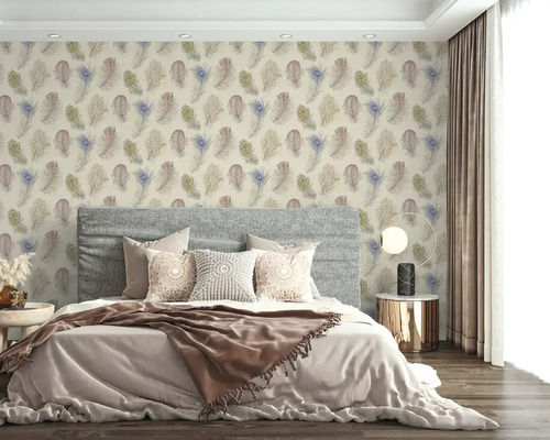 Schlafzimmer mit gemusterter Tapete mit Federmotiven, einem grauen Polsterbett und Vorhängen.