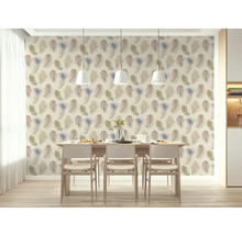 Helles Esszimmer mit Vliestapete im Feder-Design, Holztisch, drei Stühlen und Pendelleuchten über dem Tisch.