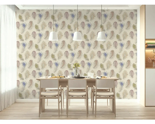 Helles Esszimmer mit Vliestapete im Feder-Design, Holztisch, drei Stühlen und Pendelleuchten über dem Tisch.