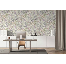 Vliestapete mit floralem Blumenmuster in einem hellen, organisierten Arbeitszimmer mit Schreibtisch und weißen Schränken.