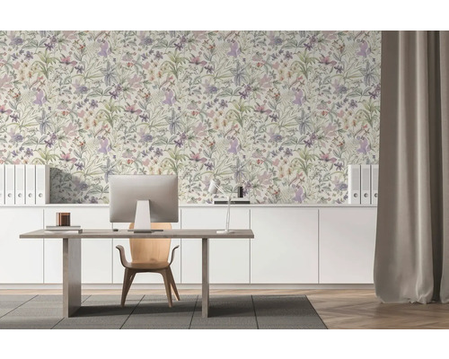 Vliestapete mit floralem Blumenmuster in einem hellen, organisierten Arbeitszimmer mit Schreibtisch und weißen Schränken.