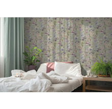 Schlafzimmer mit floraler Vliestapete, weißem Bett mit Katze, Zimmerpflanzen und hellem Vorhang.