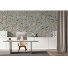 Moderner Arbeitsbereich mit floraler Tapete mit lila Blüten, weißem Sideboard, Holzschreibtisch, Computer und einem modernen Holzstuhl.