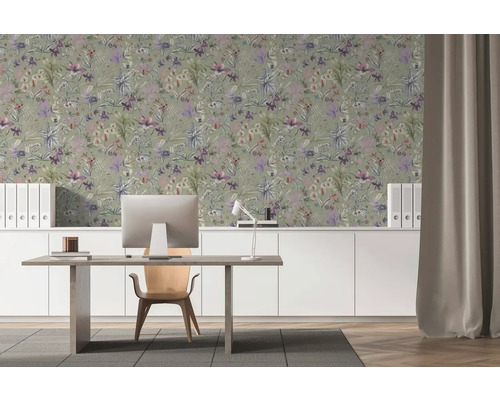 Moderner Arbeitsbereich mit floraler Tapete mit lila Blüten, weißem Sideboard, Holzschreibtisch, Computer und einem modernen Holzstuhl.