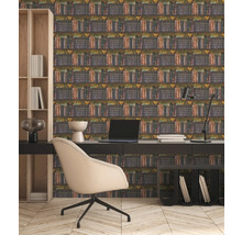 Tapete mit antikem Bücherregal-Muster in einem hellen, modernen Arbeitszimmer mit dunklem Schreibtisch und Holzparkett.