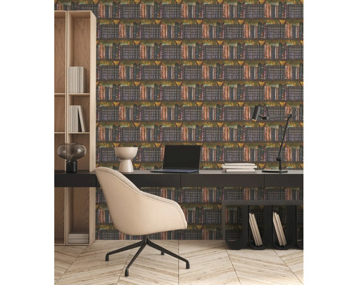Tapete mit antikem Bücherregal-Muster in einem hellen, modernen Arbeitszimmer mit dunklem Schreibtisch und Holzparkett.