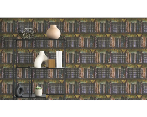 Vliestapete mit Bücherregal-Design und antiken Büchern, davor ein Metallregal mit verschiedenen Dekorationsartikeln.