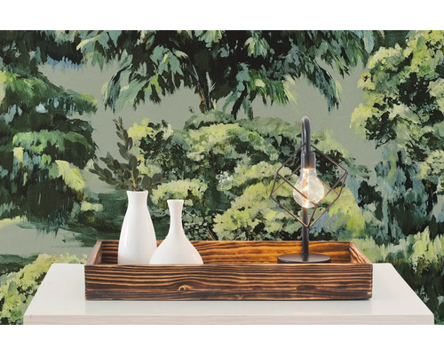 Holztablett mit weißen Vasen und einer Drahtlampe vor einer Tapete mit Waldmotiv.