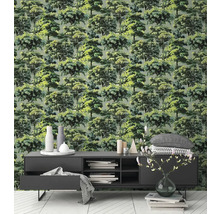 Vliestapete mit detailliertem Waldmotiv und grünen Bäumen in einem modern gestalteten Wohnzimmer mit dunklem Sideboard und hellem Boden.