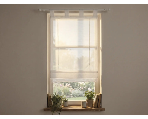 Fenster mit hochgezogenem Faltrollo, Gardinenstange und Fensterbrett mit Dekoration