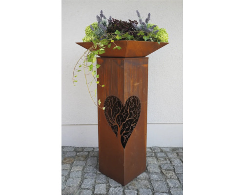Blumenkübel aus Rost mit Herzmotiv und Bepflanzung
