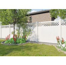 Garten mit Zaun und Pflanzen