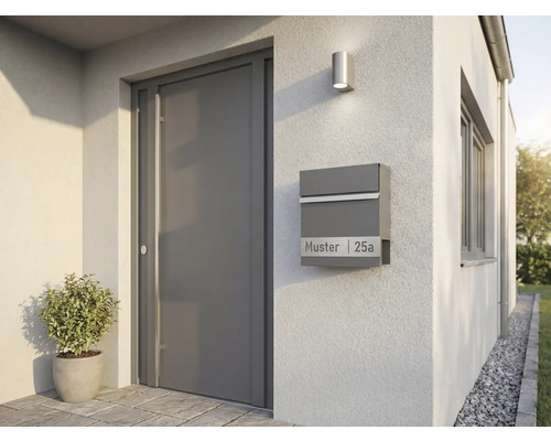 Haustür mit Briefkasten und Außenleuchte an einer Hauswand