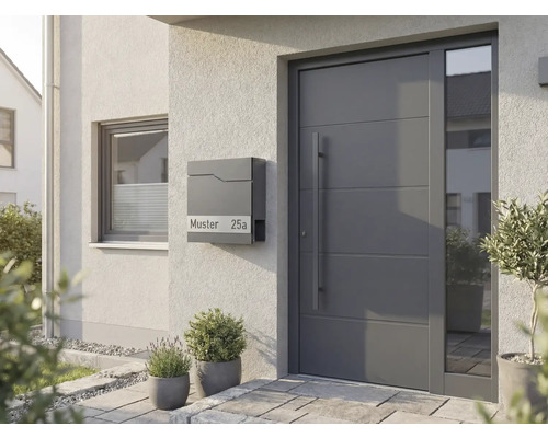 Moderne Hausfassade mit Haustür, Briefkasten und Fenster