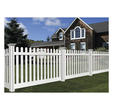 Weiße Zaunanlage vor einem Wohnhaus