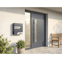 Eingangsbereich mit Briefkasten, Haustür mit Glaselement und Holzbank