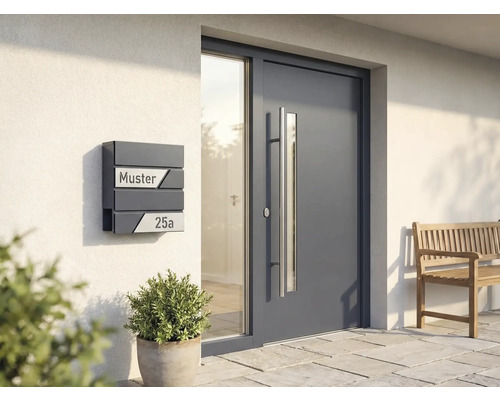 Eingangsbereich mit Briefkasten, Haustür mit Glaselement und Holzbank