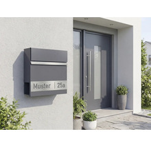 Moderne Hausfassade mit Briefkasten und Haustür