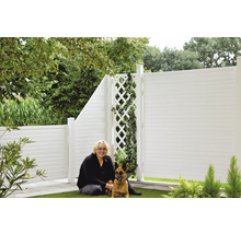 Garten mit Kunststoffzaun, Rankgitter und sitzender Frau mit Hund