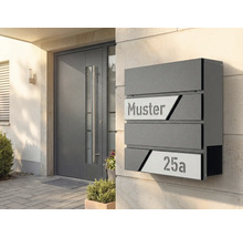 Briefkastenanlage aus Metall mit Hausnummer und Namen am Hauseingang