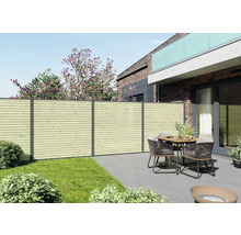 Gartenszene mit Holzzaun, Esstisch und Stühlen